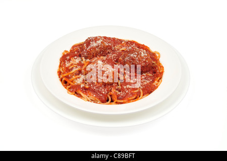 Schüssel mit Spaghetti und Fleischbällchen mit Tomatensauce auf weißem Hintergrund, ausgeschnitten. Stockfoto