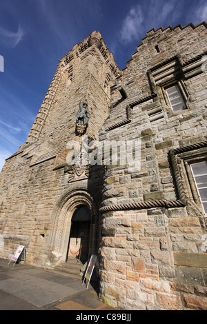 Stadt Stirling, Schottland. Die John Thomas Rochead entworfene National Wallace Monument auf dem Gipfel des Abbey Craig. Stockfoto