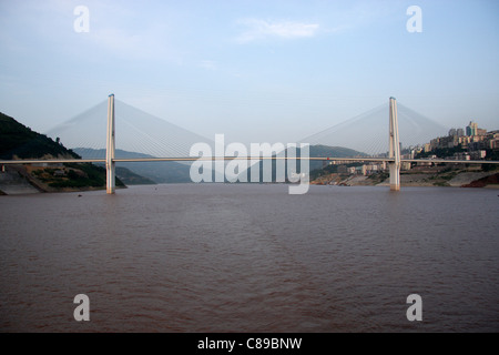 Auf der Suche flussaufwärts an der Fengjie Yangtze River Bridge, Fengjie, Chongqing, China Stockfoto