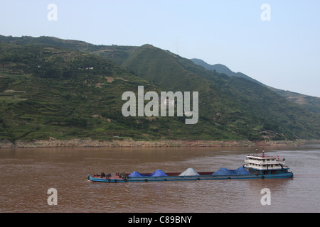 Stark belastete Bulk Cargo Frachter flussabwärts der Qutang-Schlucht, Jangtsekiang, China Stockfoto