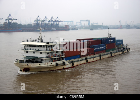 Der Fluss Frachter, Min, beladen mit Containern am Jangtse-Fluss zwischen Wuhan und Jiujiang, China Stockfoto