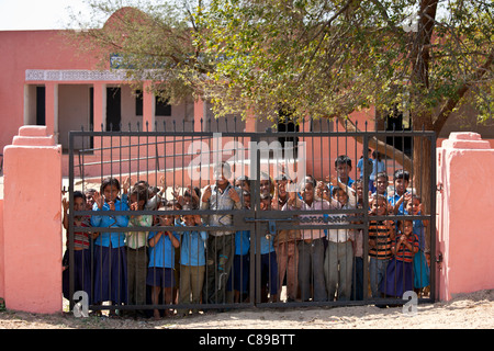 Indische Schülerinnen und Schüler zur Schule am Doeli in Sawai Madhopur, Rajasthan, Nordindien Stockfoto