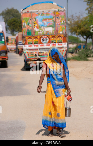 Indische Frau am Rasulpura in Sawai Madhopur, Rajasthan, Nordindien Stockfoto