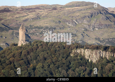 Stadt Stirling, Schottland. Fernsicht auf die John Thomas Rochead ausgelegt, National Wallace Monument. Stockfoto