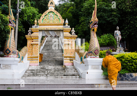 Buddhistischen Novizen Treppe Eingang mit großen Naga Köpfe und Torbogen am Wat Doi Saket in Nordthailand Stockfoto