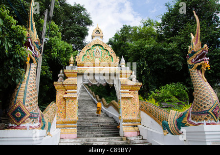 Buddhistischen Novizen Treppe Eingang mit großen Naga Köpfe und Torbogen am Wat Doi Saket in Nordthailand Stockfoto