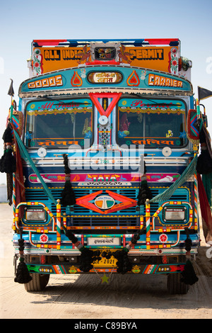 Tata LKW am Rasulpura in Sawai Madhopur, Rajasthan, Nordindien dekoriert Stockfoto