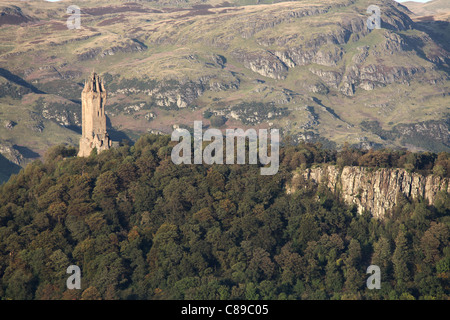 Stadt Stirling, Schottland. Fernsicht auf die John Thomas Rochead ausgelegt, National Wallace Monument. Stockfoto