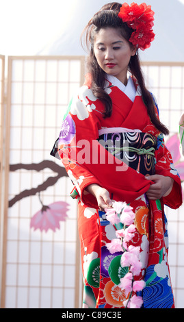 Japanerin, die Modellierung der neuesten Kimono-Mode bei den Los Angeles Cherry Blossom Festival Stockfoto