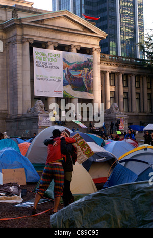 Demonstranten im besetzen Vancouver umarmen Rallye an der Vancouver Art Gallery, Vancouver, Britisch-Kolumbien, Kanada. Stockfoto