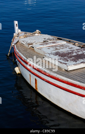 Eine weiße und rote kleine Wodden mediterrane Boot. Stockfoto