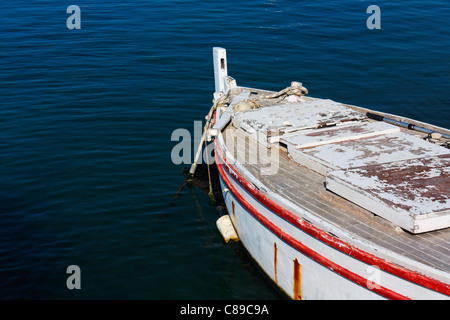 Eine weiße und rote kleine Wodden mediterrane Boot. Stockfoto