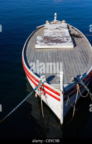 Eine weiße und rote kleine Wodden mediterrane Boot. Stockfoto