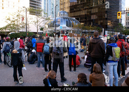 Demonstranten blockieren Georgia Street bei der Rallye besetzen Vancouver, Vancouver, Britisch-Kolumbien, Kanada. Stockfoto