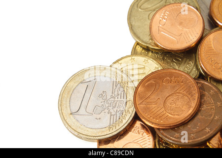 Der Rand eines Haufens von Euro mit leere Kopie Raumfläche für Grafiken oder Texte auf der linken Seite. Schwerpunkt ist die ein-Euro-Münze. Stockfoto