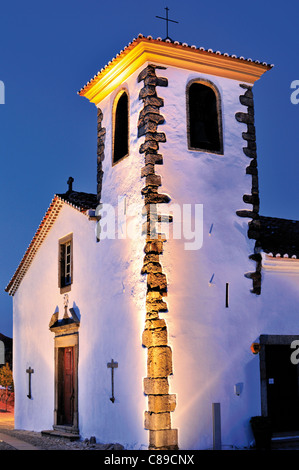 Portugal, Alentejo: Nächtlich beleuchteten Kirche und Museum von Santa Maria im historischen Dorf von Marvao Stockfoto