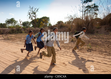 Indische Schüler und Mädchen zu Fuß zur Schule am Doeli in Sawai Madhopur, Rajasthan, Nordindien Stockfoto