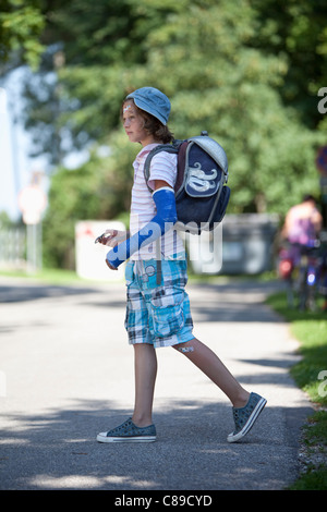 Deutschland, Bayern, Wounded Mädchen mit Arm in Besetzung auf Schulweg Stockfoto