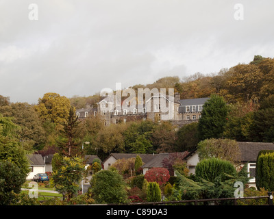 Grange Hotel in Grange-über-Sande, Cumbria mit Blick auf ein Wohngebiet bestehend aus einstöckigen Bungalows. Stockfoto