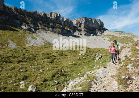 Österreich, Kleinwalsertal, Mann und Frau auf Bergweg Wandern Stockfoto