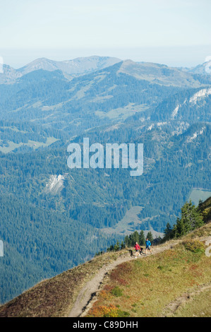 Österreich, Kleinwalsertal, Mann und Frau auf Bergweg Wandern Stockfoto