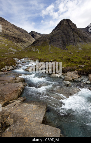 Tumbling Mountain Stream Allt Kokosfasern einen Tairneilear mit Black Cuillin Bergen im Hintergrund, Glen Brittle, Isle Of Skye, Schottland, Vereinigtes Königreich Stockfoto