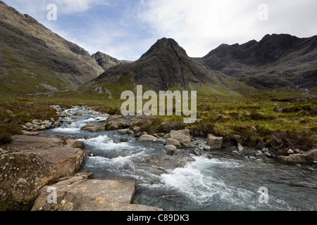 Tumbling Mountain Stream Allt Kokosfasern einen Tairneilear mit Black Cuillin Bergen im Hintergrund, Glen Brittle, Isle Of Skye, Schottland, Vereinigtes Königreich Stockfoto