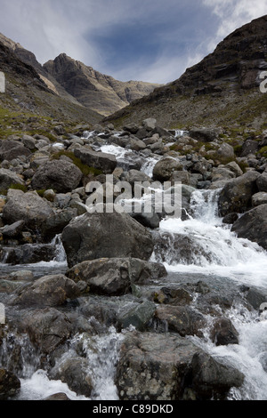 Tumbling Mountain Stream Allt Kokosfasern einen Tairneilear mit Black Cuillin Bergen im Hintergrund, Glen Brittle, Isle Of Skye, Schottland, Vereinigtes Königreich Stockfoto