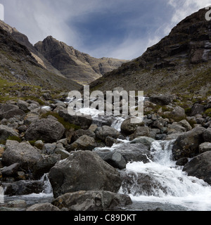 Tumbling Mountain Stream Allt Kokosfasern einen Tairneilear mit Black Cuillin Bergen im Hintergrund, Glen Brittle, Isle Of Skye, Schottland, Vereinigtes Königreich Stockfoto