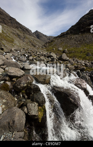 Tumbling Mountain Stream Allt Kokosfasern einen Tairneilear mit Black Cuillin Bergen im Hintergrund, Glen Brittle, Isle Of Skye, Schottland, Vereinigtes Königreich Stockfoto