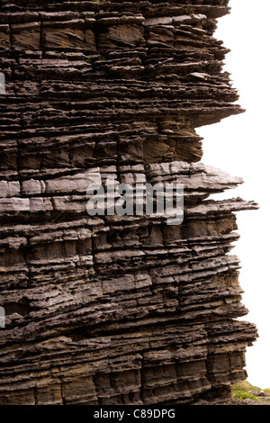 Erodiert felsigen Klippen am Ufer des Loch ich in der Nähe von Kilmarie, Isle Of Skye, Schottland, Vereinigtes Königreich Stockfoto