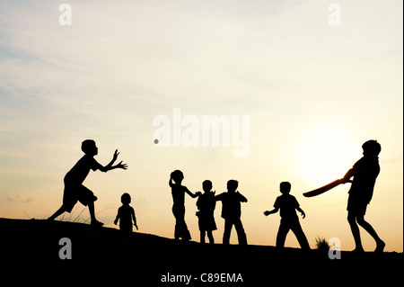 Silhouette des indischen jungen französischen Fussball bei Sonnenuntergang in Indien Stockfoto