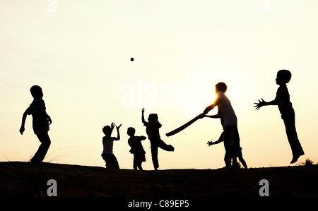 Silhouette des indischen jungen französischen Fussball bei Sonnenuntergang in Indien Stockfoto