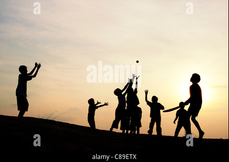 Silhouette des indischen jungen französischen Fussball bei Sonnenuntergang in Indien Stockfoto