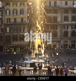 Aus der Vogelperspektive von der Spanischen Treppe mit Blick auf den Piazza di Spania und die Einkaufsstraße Via dei Condotti bei Sonnenuntergang Rom Italien Europa Stockfoto