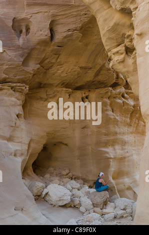 weibliche Trekker in eine Wüste Wadi. Timna Park. Arava-Tal. Israel Stockfoto