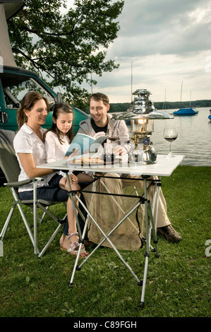 Deutschland, Bayern, Woerthsee, Familie auf Lager in der Nähe von Seeufer Stockfoto