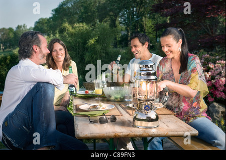 Deutschland, Bayern, Freunde genießen Grillen, Essen und trinken Stockfoto