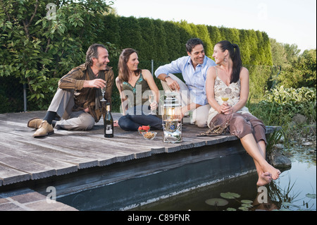 Deutschland, Bayern, Freunde, Getränke im Urlaub genießen Stockfoto