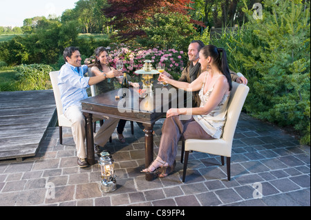 Deutschland, Bayern, Freunde, Getränke im Urlaub genießen Stockfoto