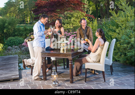 Deutschland, Bayern, Freunde, Getränke im Urlaub genießen Stockfoto