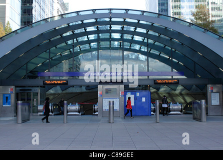 Eingang zur Canary Wharf u-Bahnstation London Stockfoto