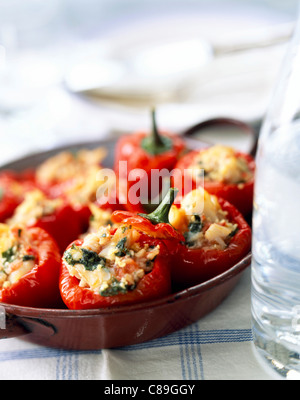 Baby-Paprika gefüllt mit Kabeljau Stockfoto