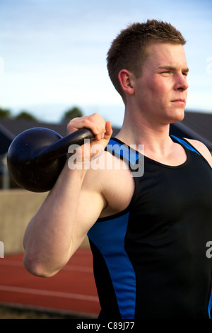 Mann mit Kettlebell trainieren. Schulter Übung. CrossFit. Stockfoto