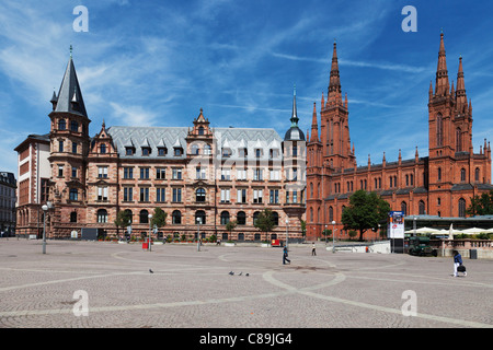 Europa, Deutschland, Hessen, Wiesbaden, Blick auf Rathaus mit Marktplatz Stockfoto