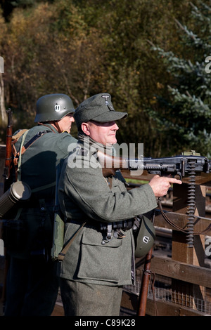 Die Deutschen bei 'Le Visham' oder Levisham im Oktober, 2011  kostümierte Soldaten Mann MG 42 Maschinengewehr, Weltkrieg zwei Waffen, Zweiten Weltkrieg, Zweiten Weltkrieg, Zweiten Weltkrieg, WW2 Re-enactors bei der Pickering war und Kriegswochenende, North Yorkshire, Großbritannien Stockfoto