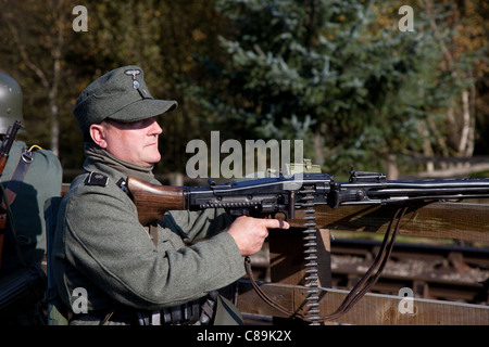 Die Deutschen bei 'Le Visham' oder Levisham im Oktober, 2011  kostümierte Soldaten Mann MG 42 Maschinengewehr, Weltkrieg zwei Waffen, Zweiten Weltkrieg, Zweiten Weltkrieg, Zweiten Weltkrieg, WW2 Re-enactors bei der Pickering war und Kriegswochenende, North Yorkshire, Großbritannien Stockfoto