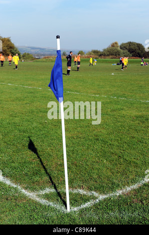 Amateur-Fußballspiel im Outwood Straße Felder, Radcliffe, Greater Manchester, England. Bild von Paul Heyes, Oktober 2011. Stockfoto