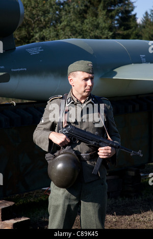 Die Deutschen in 'Le Visham' oder Levisham am 15. 16. Oktober 2011 Kostümierter Soldaten und Re-enactors an der Pickering Krieg und Krieg, Zweiter Weltkrieg, Zweiter Weltkrieg, Weltkrieg, WK 2 Wochenende, North Yorkshire, Großbritannien Stockfoto