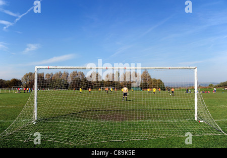 Amateur-Fußballspiel im Outwood Straße Felder, Radcliffe, Greater Manchester, England. Bild von Paul Heyes, Oktober 2011. Stockfoto